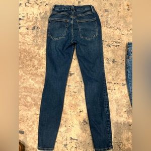 GOOD AMERICAN GOOD LEGS DEEP V JEANS